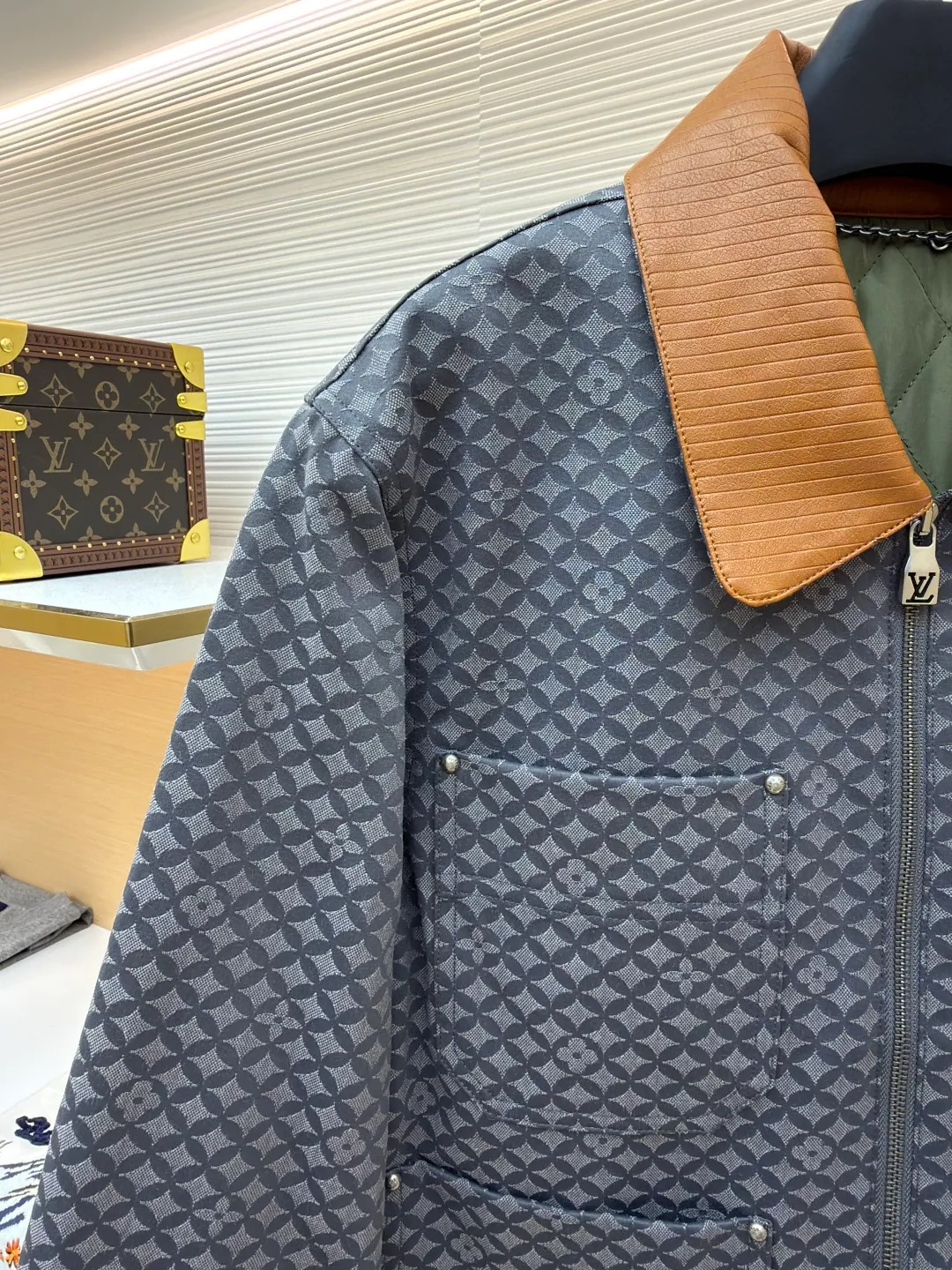 LOUIS VUITTON Nigo co-branded ribbed belted work jacket ●Original version: purchased and developed by 31009 ●Item number: 1681206-C00 ●Fabric: ribbed fabric ●Technology: jacquard production ●Color: gray ●Version: fitted version ●Weight: about 930 grams ●Size: S-M-L-XL ●Description: Based on the Dandy Monogram from the 2025 autumn and winter show Jacquard creates voluminous texture. The leather patch is the finishing touch and one of the studded patch pockets, and the quilted lining makes it a chic choice that spans all seasons. Can be paired with the same style for a casual look. The overall wiring is straight and delicate, the fabric is comfortable and soft, and the color is consistent without color difference. It can be matched with the same style to create a fashionable look and control various occasions. Customized accessories, complete with three standards, same style for men and women!